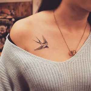 تاتو پرنده روی سینه