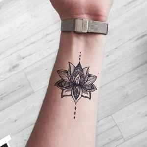 تاتو لوتوس روی ساعد دست