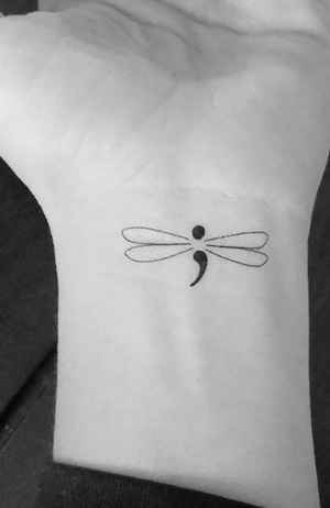تاتو کاما نقطه روی مچ دست
