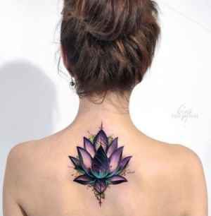 تاتو لوتوس روی پشت شانه