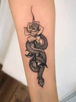 تاتو مار و گل رز