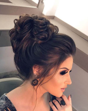 شینیون بسته با موهای تیره