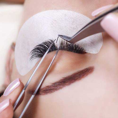 انجام اکستنشن مژه توسط آرایشگر