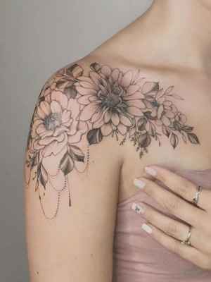 تاتو گل روی شانه