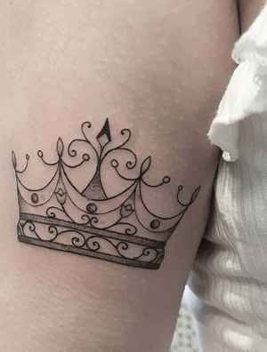 تاتو تاج روی بازو