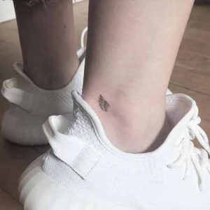 تتو کوچک بال فرشته روی پا