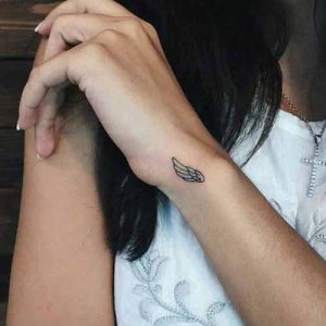 تتو کوچک بال فرشته روی دست