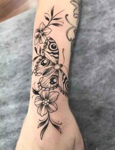 تتو پروانه روی ساعد دست