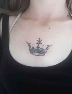 تتو تاج روی سینه