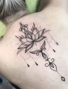 تتو گل لوتوس روی پشت