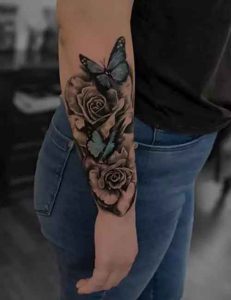 تتو گل رز روی ساعد دست