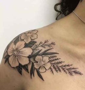 تتو گل روی شانه