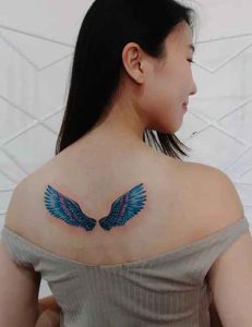 تتو بال رنگی روی پشت