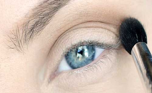 برای آرایش چشم نیاز به یک پالت سایه چشم دارید.