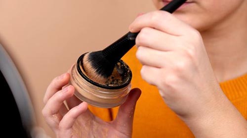 استفاده از کانسیلر دارای مزایایی مانند رفع لکهای روی صورت است.
