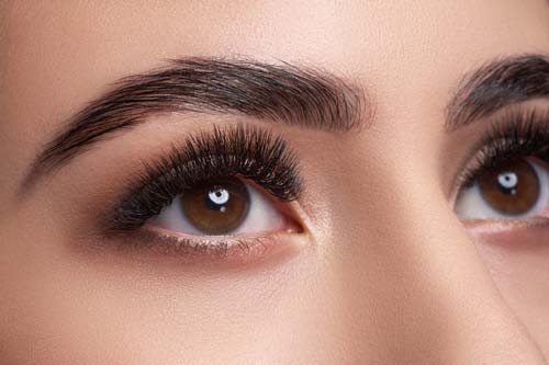 ابروی طبیعی بسیار زیبا همیشه جذاب است و هیچگاه از مد نمیافتد